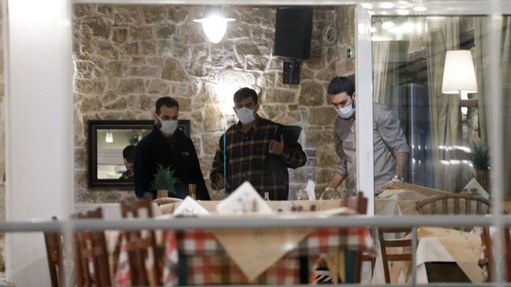 Δολοφονία στη Βάρη: Πώς εντόπισαν οι εκτελεστές τα θύματά τους – Τι ερευνούν οι Αρχές