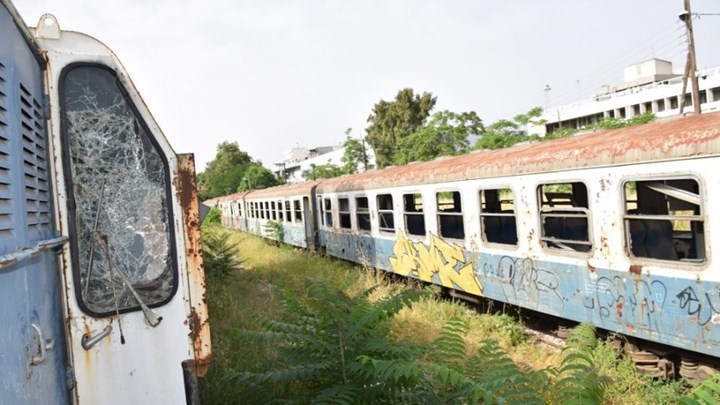 Πάτρα: Εξέδιδε τη 17χρονη ξαδέλφη της – Είχε μετατρέψει παλιό βαγόνι σε οίκο ανοχής