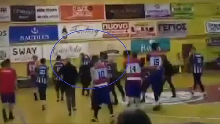 Κέρκυρα: Παίκτες και οπαδοί έδειραν διαιτητή σε αγώνα μπάσκετ – Τον έστειλαν στο νοσοκομείο – ΒΙΝΤΕΟ