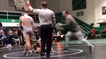 Μαινόμενος πατέρας: Επιτέθηκε στον αντίπαλο του γιου του κατά τη διάρκεια αγώνα – ΒΙΝΤΕΟ