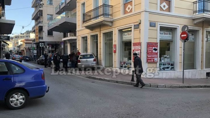 Λαμία: Τροχαίο για μητέρα που πήγαινε την κόρη της στο σχολείο – Τους εμβόλισε άλλο όχημα – ΦΩΤΟ