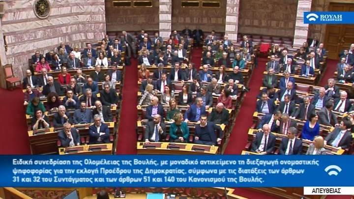 Εκλογή ΠτΔ: Με πουλόβερ ο Τσίπρας στην ψηφοφορία – ΦΩΤΟ