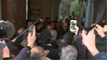 Μακρόν αλά Ζακ Σιράκ: Βάζει τις φωνές σε Ισραηλινούς στρατιώτες – ΒΙΝΤΕΟ