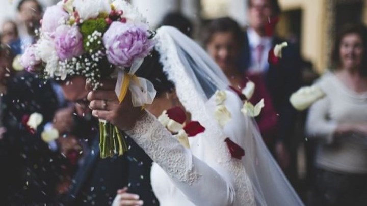 Μπάτσελορ πάρτι – εφιάλτης: Νύφη ακύρωσε τον γάμο επειδή ο σύντροφός της την απάτησε με στρίπερ