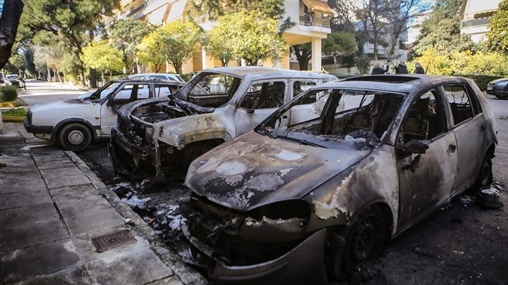 Εμπρησμοί αυτοκινήτων: Φόβοι για νέους “Πυρήνες της Φωτιάς” – Τι εξετάζει η ΕΛ.ΑΣ.