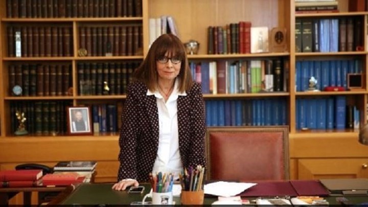 Αικατερίνη Σακελλαροπούλου: Viral η κούπα από το γραφείο της – Ποια είναι η δικαστής που απεικονίζεται