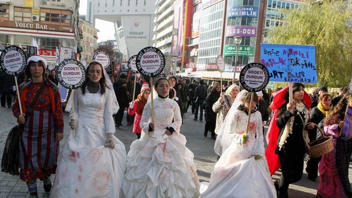 Μεσαίωνας στην Τουρκία: Θέλουν να περάσουν νόμο “Παντρέψου τον βιαστή σου”