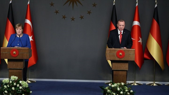 Επιμένει ο Ερντογάν: Η Τουρκία δεν θα εγκαταλείψει τον Σάρατζ, δήλωσε ενώπιον της Μέρκελ