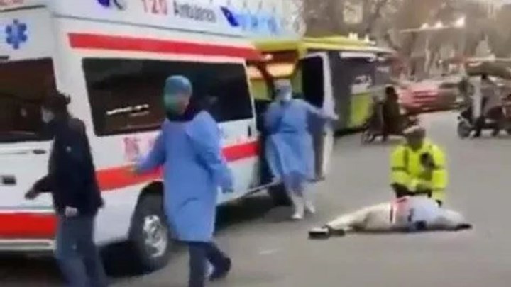 Κίνα: Σοκαριστικές εικόνες με ασθενείς να λιποθυμούν στη μέση του δρόμου – ΦΩΤΟ – BINTEO