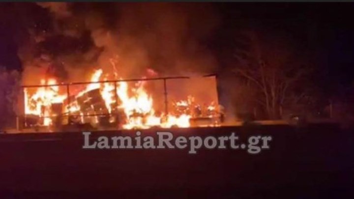 Εθνική οδός Αθηνών – Λαμίας: Οι πρώτες εικόνες από το φλεγόμενο φορτηγό – ΦΩΤΟ – ΒΙΝΤΕΟ