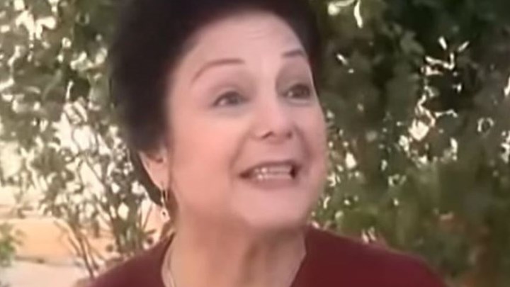 Καφέ της Χαράς: H παπαδιά είχε εμφανιστεί στην ταινία “Η Αλίκη στο ναυτικό” το 1961 – ΦΩΤΟ