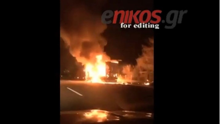 Εικόνες από το φλεγόμενο φορτηγό στην εθνική οδό Αθηνών-Λαμίας – ΒΙΝΤΕΟ αναγνώστη