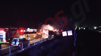 Εθνική οδός Αθηνών-Λαμίας: Νέες εικόνες από το φορτηγό που τυλίχτηκε στις φλόγες – ΦΩΤΟ αναγνώστη