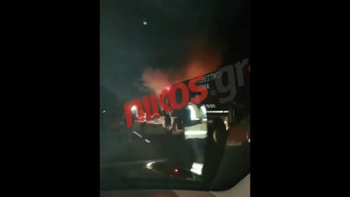 Νέες εικόνες από το φλεγόμενο φορτηγό στην Αθηνών-Λαμίας – ΒΙΝΤΕΟ αναγνώστη