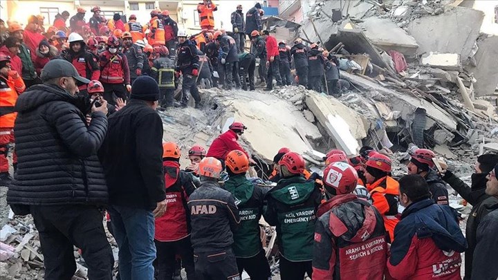 Φονικός σεισμός στην Τουρκία: Τουλάχιστον 21 οι νεκροί – Αγωνία για τους εγκλωβισμένους – ΦΩΤΟ – ΒΙΝΤΕΟ