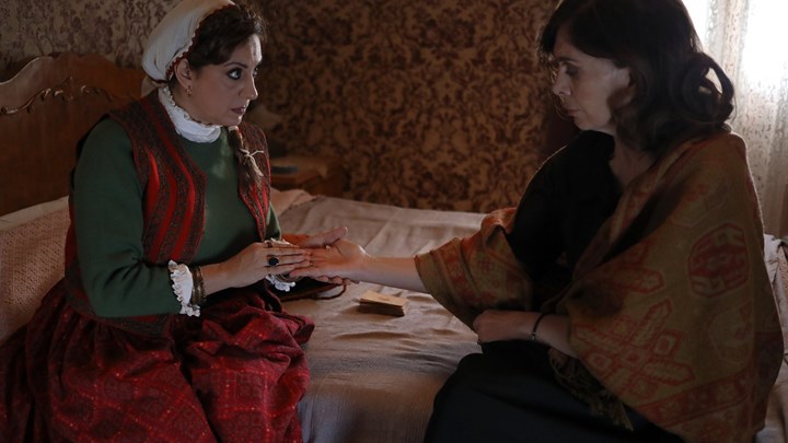 Άγριες Μέλισσες: Η πλεκτάνη της χαρτορίχτρας στην Ελένη – Θα την σώσει από τη φυλακή ο Κυπραίος;