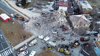 Φονικός σεισμός στην Τουρκία: Τουλάχιστον 20 νεκροί και 1.015 τραυματίες από τα 6,8 Ρίχτερ