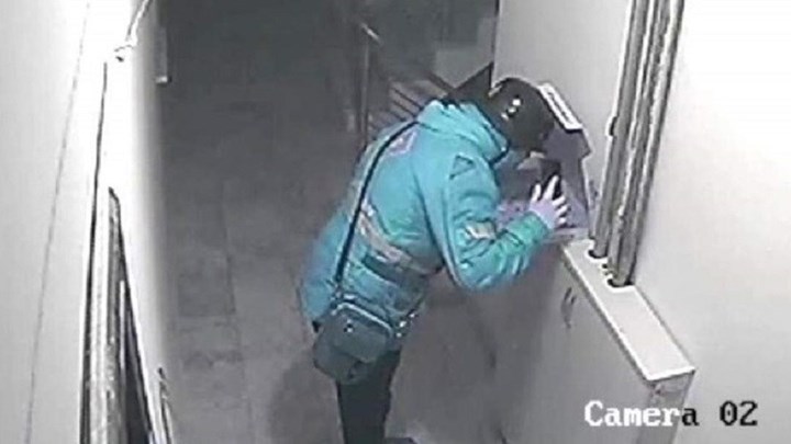 Τουρκία: Ντελιβεράς έφτυσε στην πίτσα πριν την παραδώσει – Η κάμερα ασφαλείας τον “τσάκωσε”