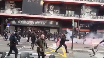 Βαλένθια-Μπαρτσελόνα: Άγρια επεισόδια έξω από το Μεστάγια – ΒΙΝΤΕΟ