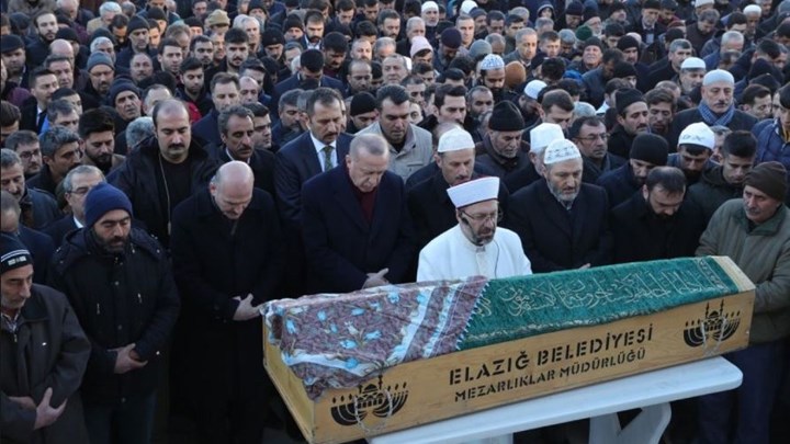 Σεισμός στην Τουρκία: Συντετριμμένος ο Ερντογάν σε κηδεία πατέρα και γιου –  ΦΩΤΟ