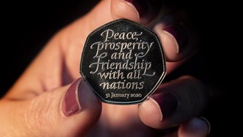 Βρετανία: Σε κυκλοφορία τα νέα αναμνηστικά νομίσματα Brexit, αυτή τη φορά με τη σωστή ημερομηνία