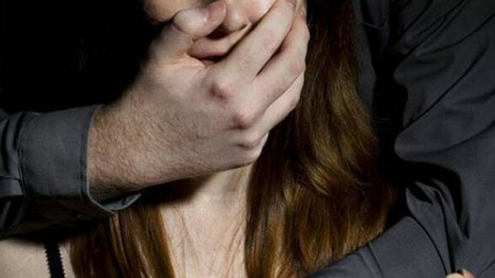 Εφιαλτικές στιγμές για 30χρονη: Την χτύπησε, την έδεσε και τη λήστεψε