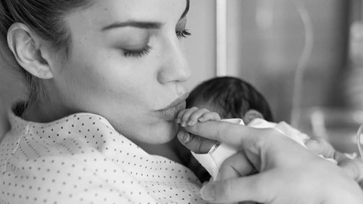 Μαντώ Γαστεράτου: Φωτογραφίζεται με εσώρουχα και δείχνει το σώμα της 20 μέρες μετά τη γέννα – ΦΩΤΟ