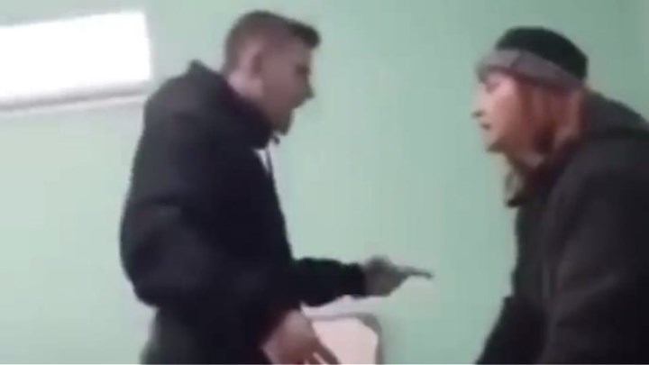 Βίντεο – σοκ με μαθητή που «τραμπουκίζει» καθηγήτρια για να του σβήσει απουσία