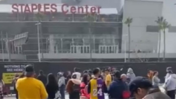 Θάνατος Κόμπι Μπράιαντ: Δεκάδες φίλαθλοι συγκεντρώνονται έξω από το Staples Center – ΒΙΝΤΕΟ