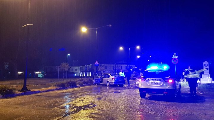 Τρίκαλα: Τρελή πορεία αυτοκινήτου – “Καρφώθηκε” σε στύλο φωτισμού – ΦΩΤΟ