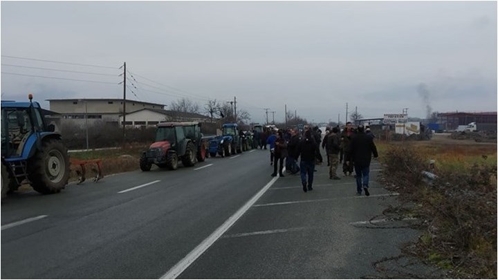 Αγρότες: Έβγαλαν τρακτέρ στον δρόμο Λάρισας – Κοζάνης – Φωτό