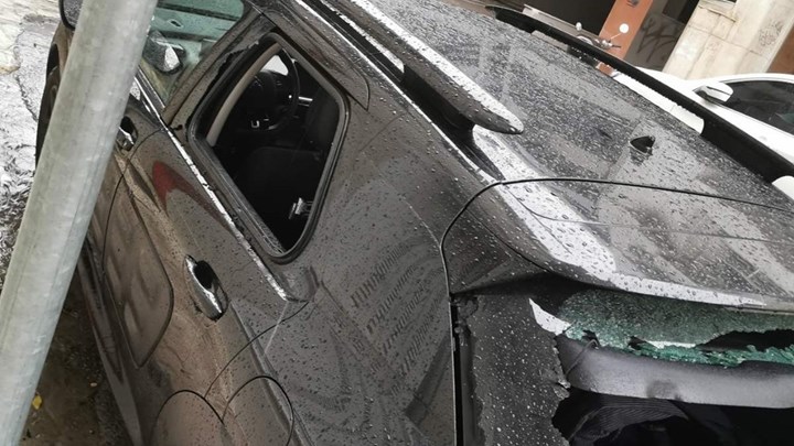 Εξάρχεια: Έσπασαν το αυτοκίνητο του Αλέκου Φλαμπουράρη – ΦΩΤΟ
