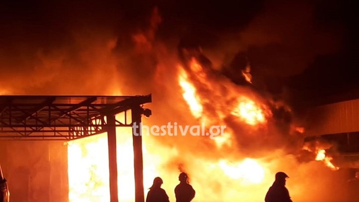 Σίνδος: Μεγάλη φωτιά σε αντιπροσωπεία γεωργικών μηχανημάτων – ΦΩΤΟ – ΒΙΝΤΕΟ