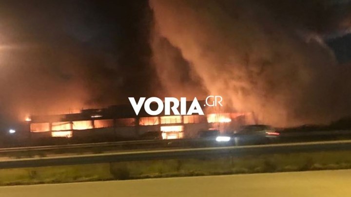 Σίνδος: Υπό έλεγχο η φωτιά σε αντιπροσωπεία γεωργικών μηχανημάτων