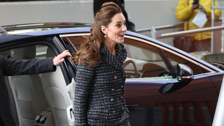 Το ατύχημα της Κέιτ Μίντλετον – Ο αέρας της σήκωσε τη φούστα – ΦΩΤΟ