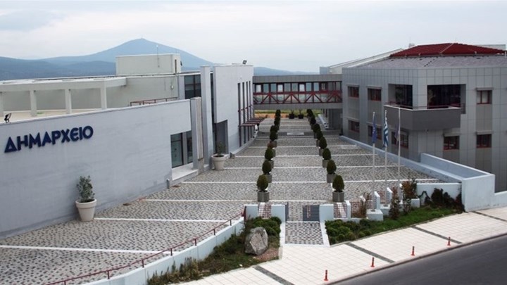 Θεσσαλονίκη: Χτύπησαν τον φύλακα δημαρχείου και έγραψαν συνθήματα