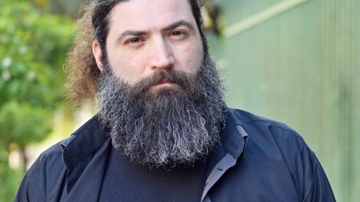 Ο Τάσος Σωτηράκης γίνεται… Μιχαήλος στα «Κόκκινα Φανάρια» του Μπισμπίκη