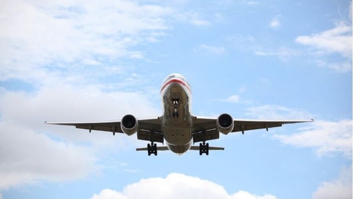 Κορονοϊός: Viral η φωτογραφία με επιβάτη αεροπλάνου να φορά… κράνος