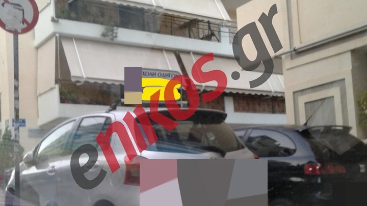 Μάθημα ΚΟΚ μόνο στη θεωρία: Αυτοκίνητο σχολής οδηγών παρκαρισμένο σε ράμπα αναπήρων – ΦΩΤΟ αναγνώστη