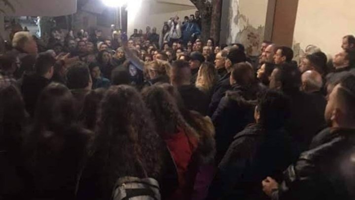 Λουτρά Λέσβου: Μεγάλη συγκέντρωση των κατοίκων ενάντια στις ΜΚΟ – ΦΩΤΟ