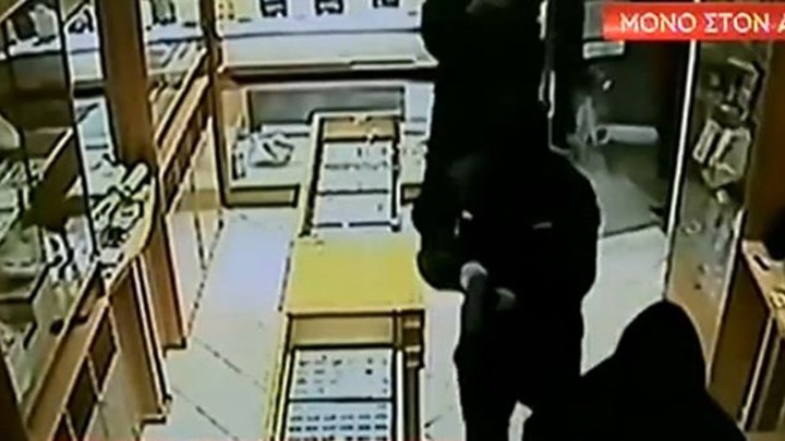 Βίντεο ντοκουμέντο από τη ληστεία σε κοσμηματοπωλείο – Το άδειασαν σε δύο λεπτά
