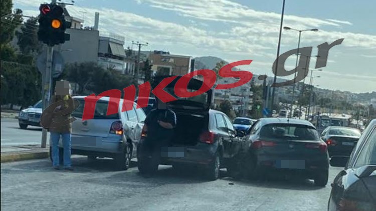 Τροχαίο στη Βουλιαγμένης: Καραμπόλα τριών αυτοκινήτων – ΦΩΤΟ αναγνώστη