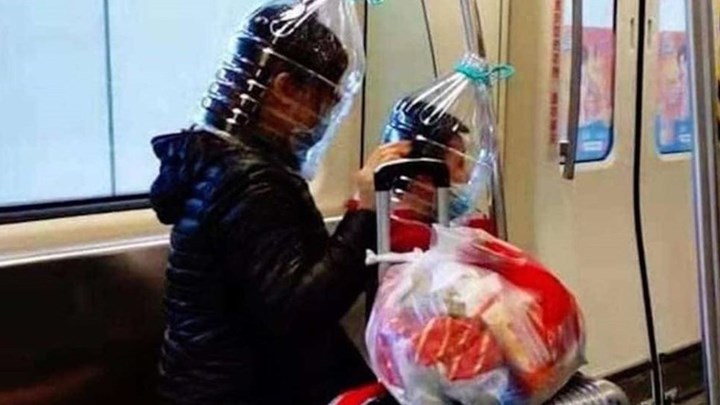 Κορονοϊός: Επιστρατεύτηκαν στην Κίνα κράνη, μπουκάλια και σακούλες – ΦΩΤΟ – ΒΙΝΤΕΟ