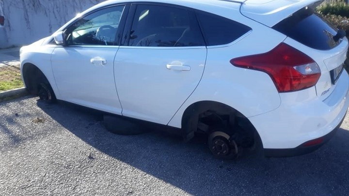 Θεσσαλονίκη: Η κλοπή της… χρονιάς – Άφησαν το αμάξι χωρίς ρόδες – ΦΩΤΟ