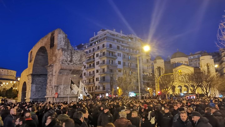 Σε εξέλιξη το συλλαλητήριο των οπαδών του ΠΑΟΚ στην Καμάρα – ΦΩΤΟ