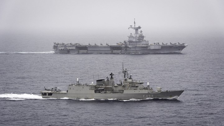 Το γαλλικό αεροπλανοφόρο μαζί με τη φρεγάτα “Σπέτσαι” – ΦΩΤΟ