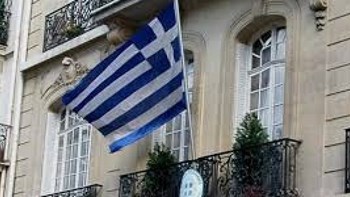 Διαδήλωση έξω από το Ελληνικό Προξενείο στην Κωνσταντινούπολη για το σκίσιμο της τουρκικής σημαίας