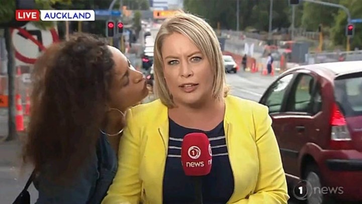 Viral: Η αντίδραση της δημοσιογράφου όταν την φίλησαν κατά τη διάρκεια ζωντανής σύνδεσης – ΒΙΝΤΕΟ