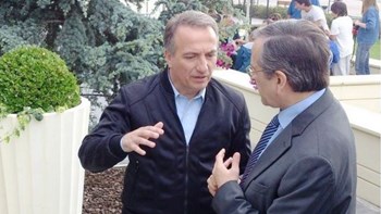 Η αγκαλιά του Σαμαρά στον Καλαφάτη και ο σύντομος διάλογός τους