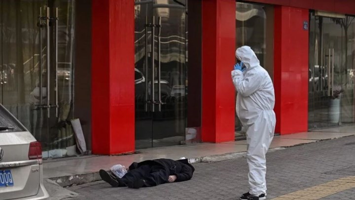 Κορονοϊός: Σοκάρει η ΦΩΤΟ νεκρού άνδρα σε δρόμο της πόλης Ουχάν